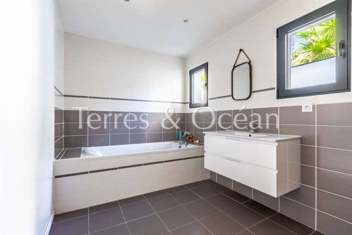 Image No.12-4 Bed House for sale