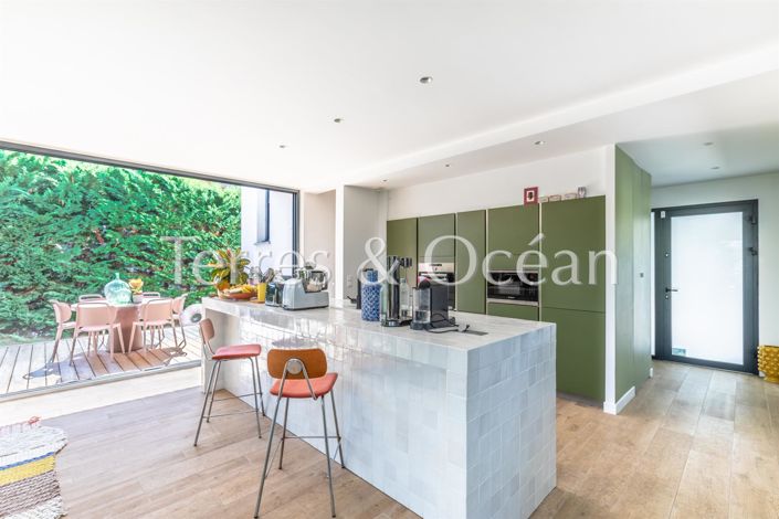 Image No.6-4 Bed House for sale