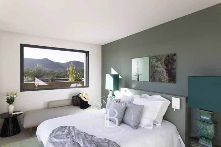 Image No.17-5 Bed House for sale