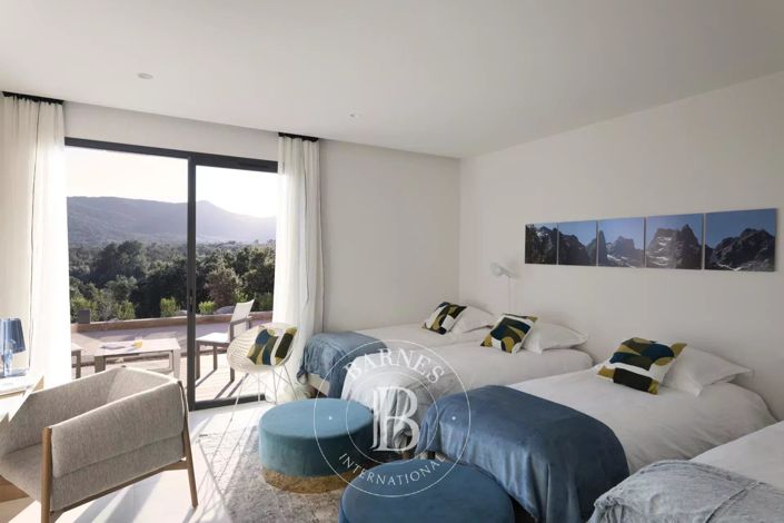 Image No.7-5 Bed House for sale