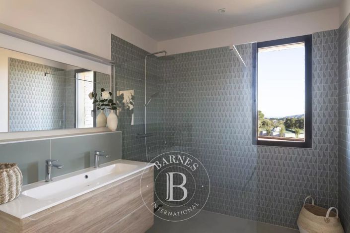 Image No.8-5 Bed House for sale