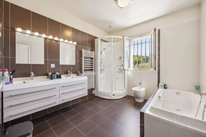 Image No.7-5 Bed House for sale