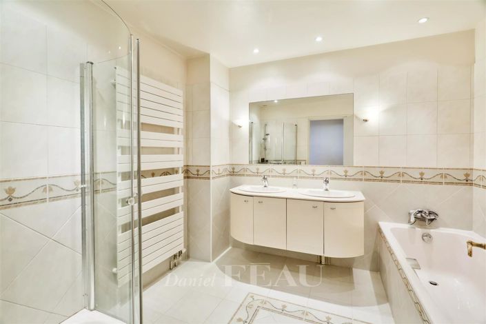 Image No.8-6 Bed House for sale