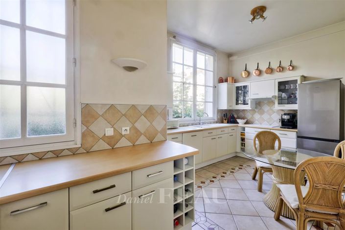 Image No.9-6 Bed House for sale