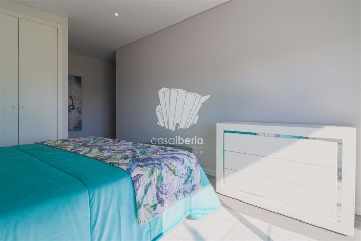 Image No.20-4 Bed Apartment for sale