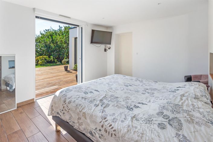 Image No.10-3 Bed House for sale