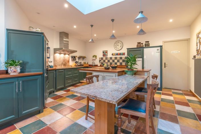 Image No.8-4 Bed House for sale