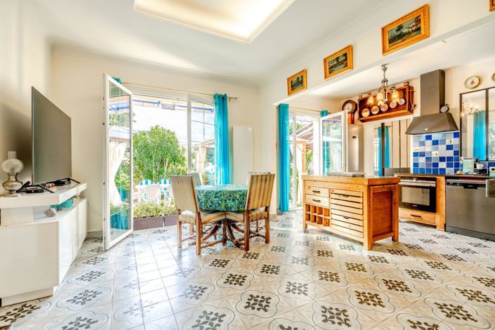 Image No.2-4 Bed House for sale