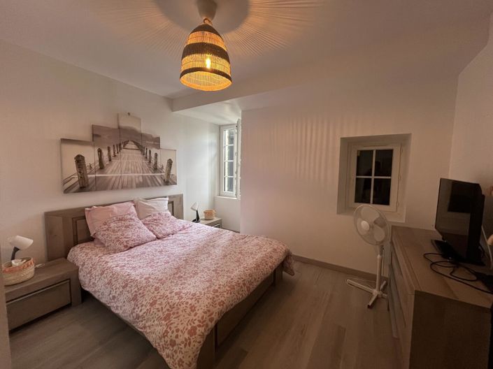 Image No.8-5 Bed House for sale