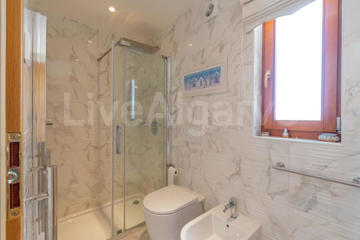 Image No.44-4 Bed House for sale