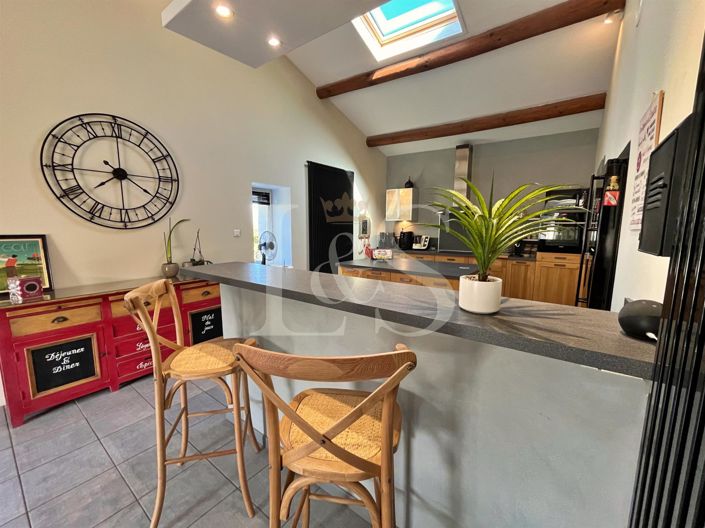 Image No.8-5 Bed House for sale