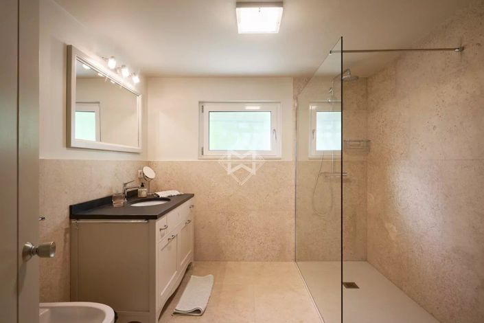 Image No.10-4 Bed House for sale