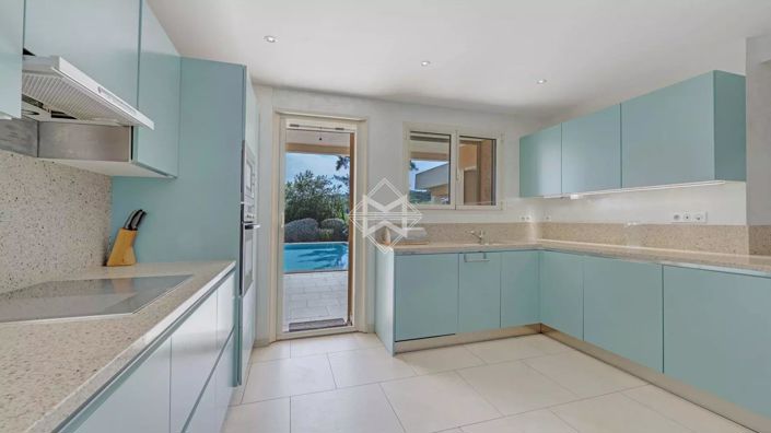 Image No.7-6 Bed House for sale