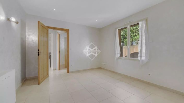 Image No.9-6 Bed House for sale