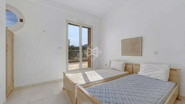 Image No.9-6 Bed House for sale