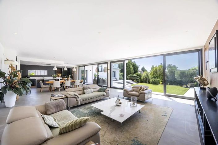 Image No.8-5 Bed House for sale