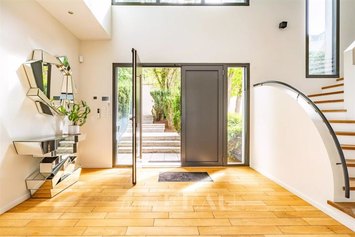 Image No.3-5 Bed House for sale