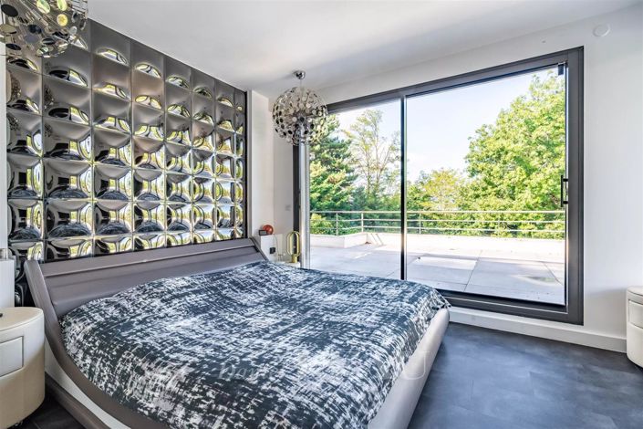 Image No.8-5 Bed House for sale