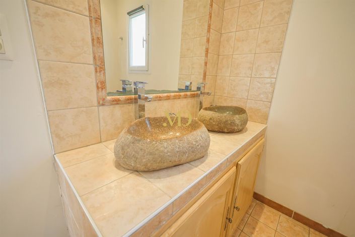 Image No.20-5 Bed House for sale