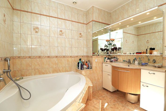 Image No.8-3 Bed House for sale