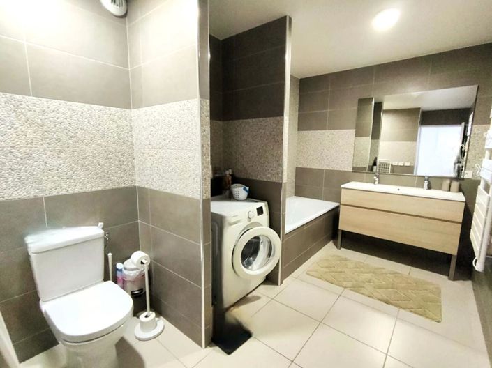 Image No.12-3 Bed Property for sale