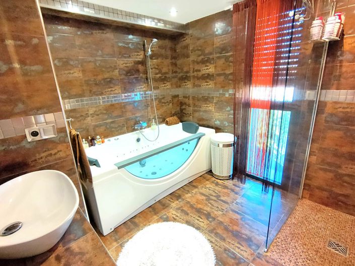 Image No.10-5 Bed House for sale