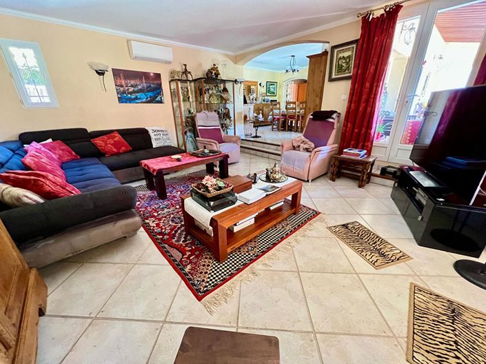 Image No.8-5 Bed House for sale