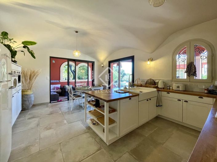 Image No.18-6 Bed House for sale