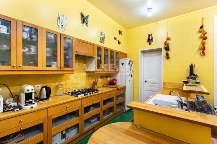 Image No.8-5 Bed House for sale