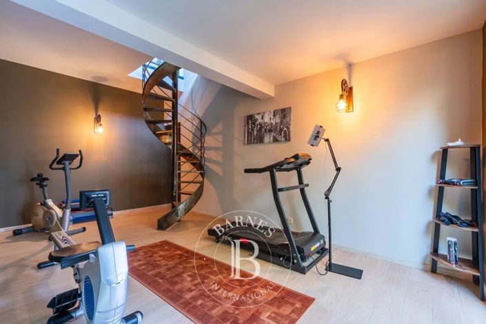 Image No.10-6 Bed House for sale