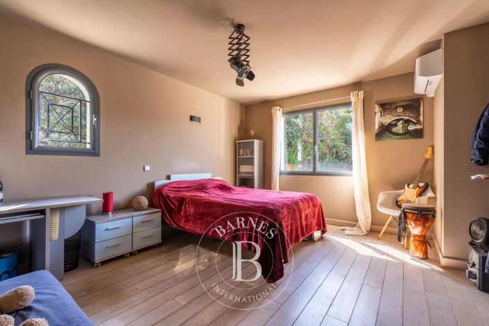 Image No.11-6 Bed House for sale