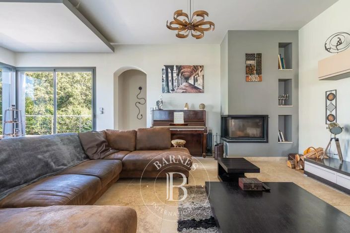 Image No.6-6 Bed House for sale