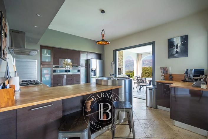 Image No.8-6 Bed House for sale