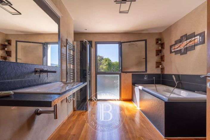 Image No.9-6 Bed House for sale