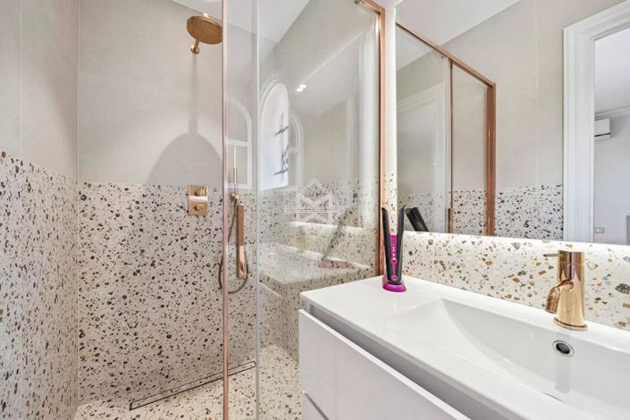 Image No.6-5 Bed House for sale