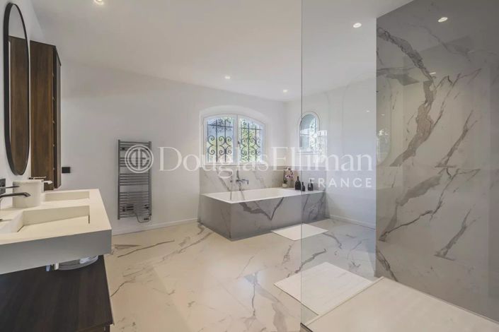 Image No.6-5 Bed House for sale