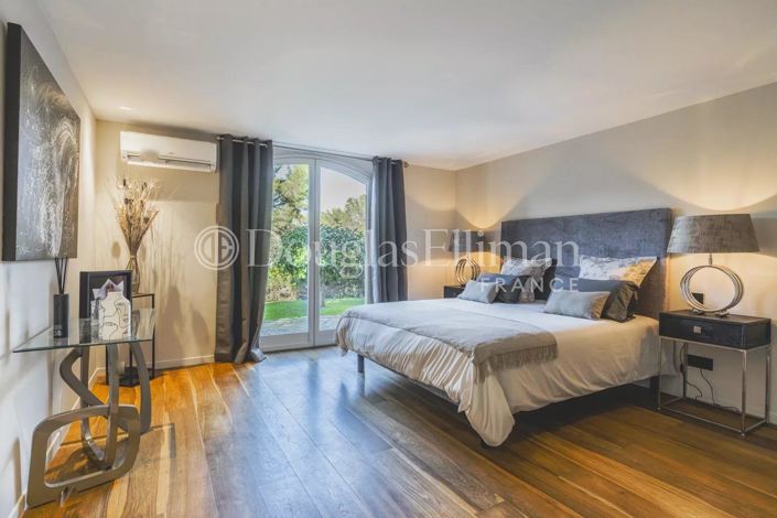 Image No.8-5 Bed House for sale