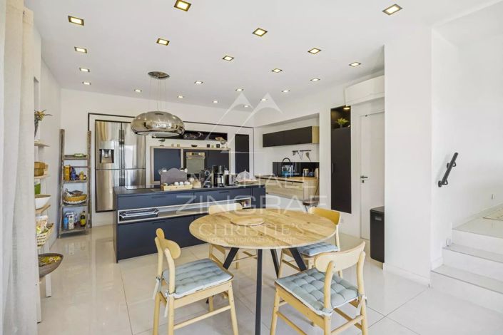 Image No.8-6 Bed House for sale