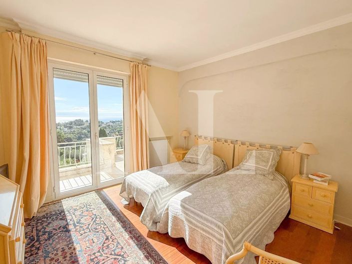 Image No.8-5 Bed House for sale