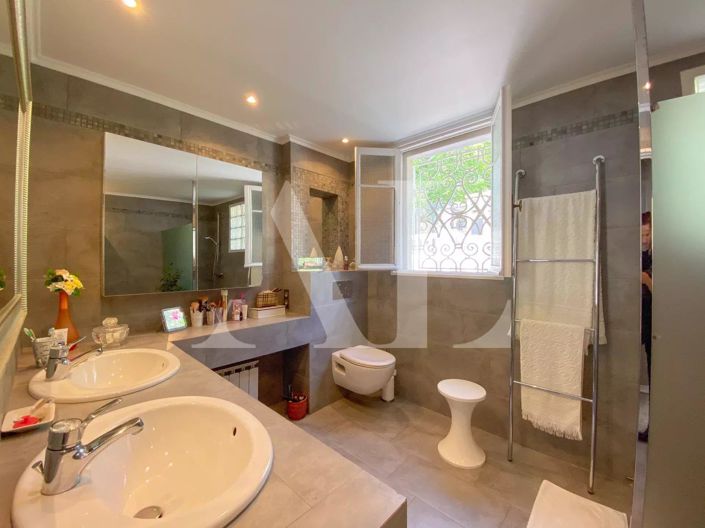 Image No.9-5 Bed House for sale