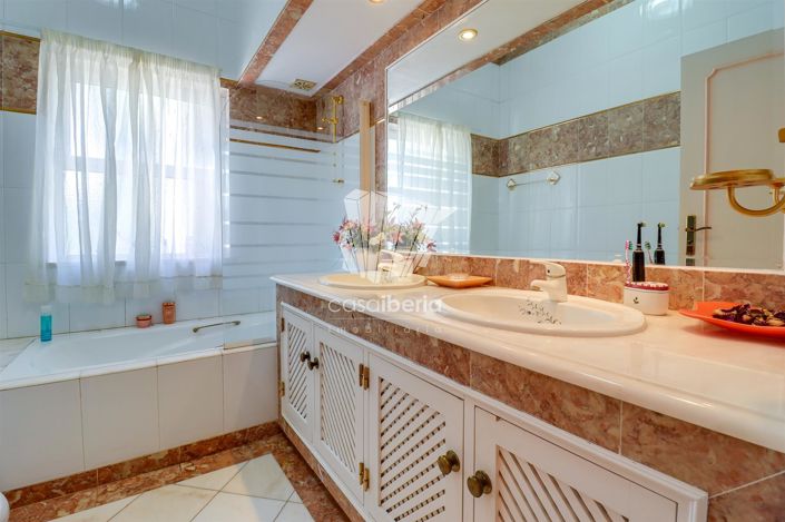 Image No.28-4 Bed House for sale