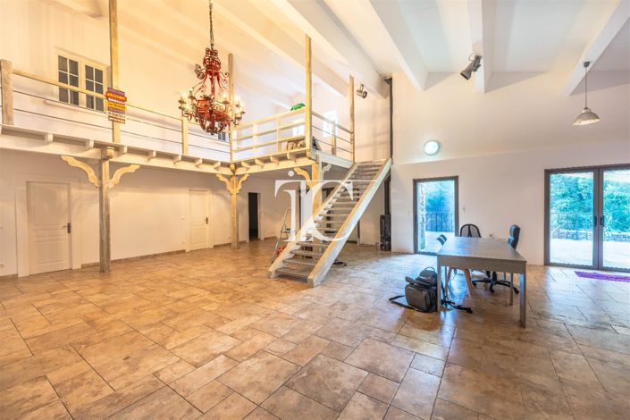 Image No.9-6 Bed House for sale