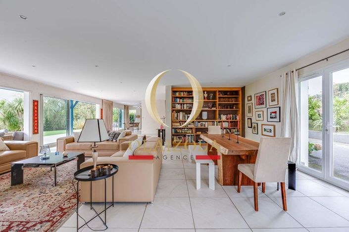 Image No.10-6 Bed House for sale