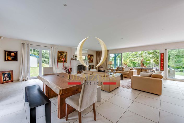 Image No.9-6 Bed House for sale