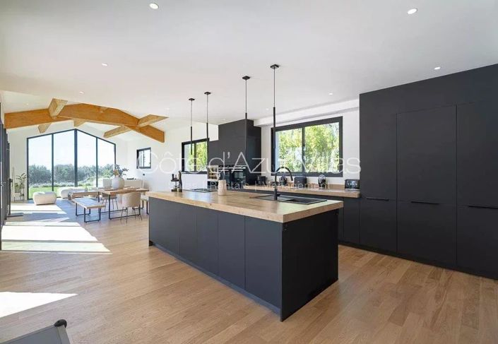 Image No.8-5 Bed House for sale