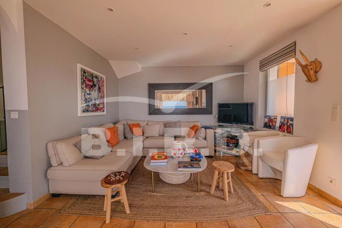 Image No.8-8 Bed House for sale