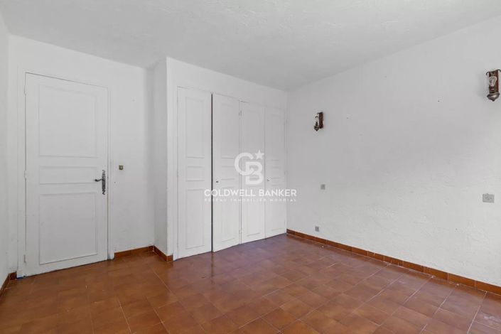 Image No.7-5 Bed House for sale