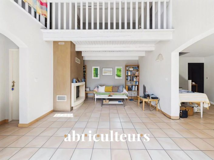 Image No.10-5 Bed House for sale