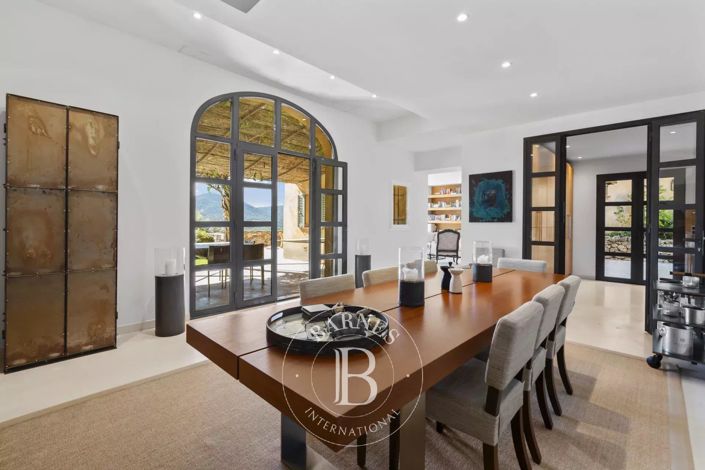 Image No.8-6 Bed House for sale