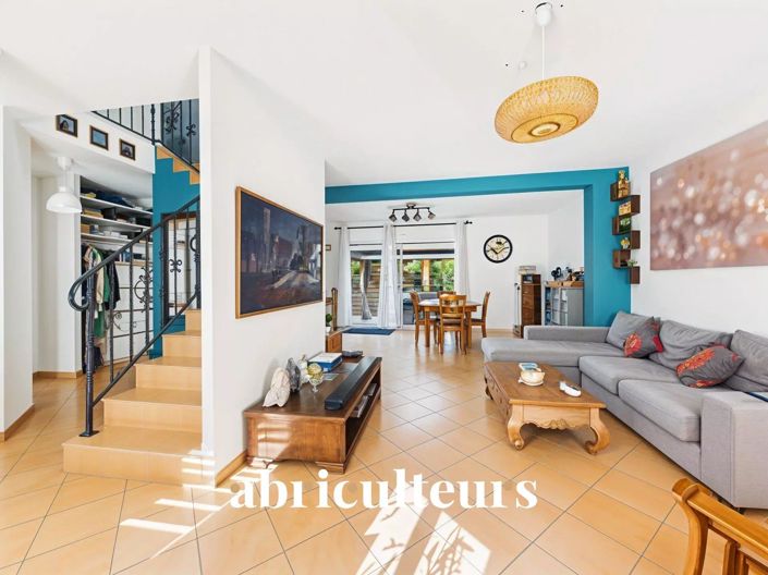 Image No.2-4 Bed House for sale